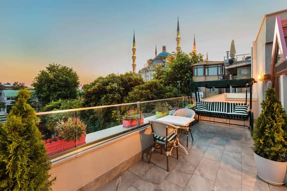 Obelisk Hotel & Suites